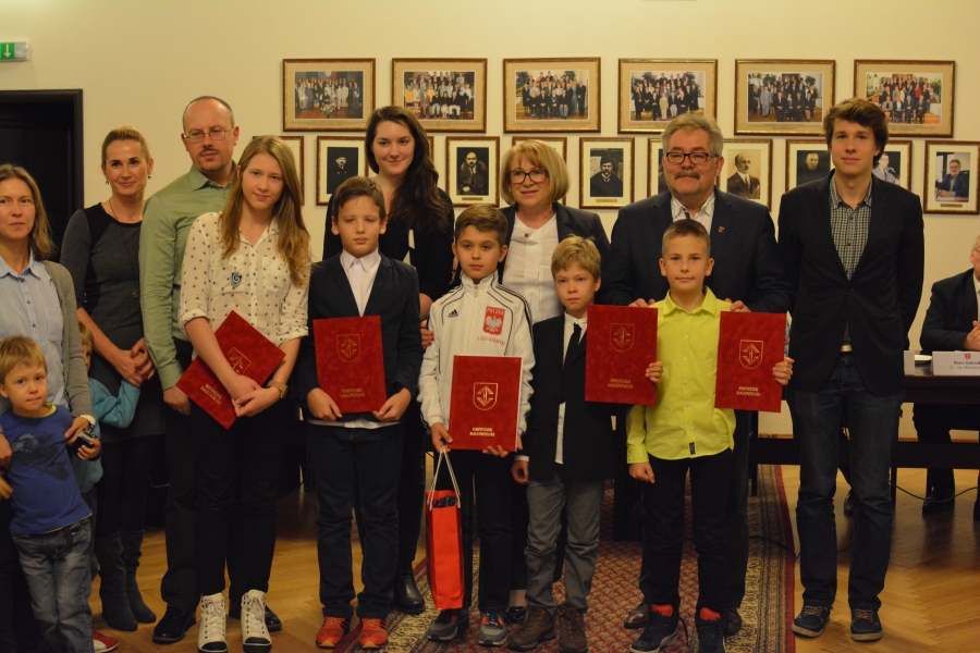 Na zdjęciu laureaci, z rodzicami, w towarzystwie Przewodniczącej Rady Miejskiej Joanny Wróblewskiej i burmistrza Grzegorza Benedykcińskiego.