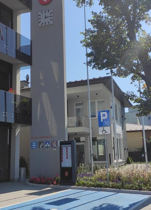 Parking przy ratuszu - miejsce dla osób niepełnosprawnościami