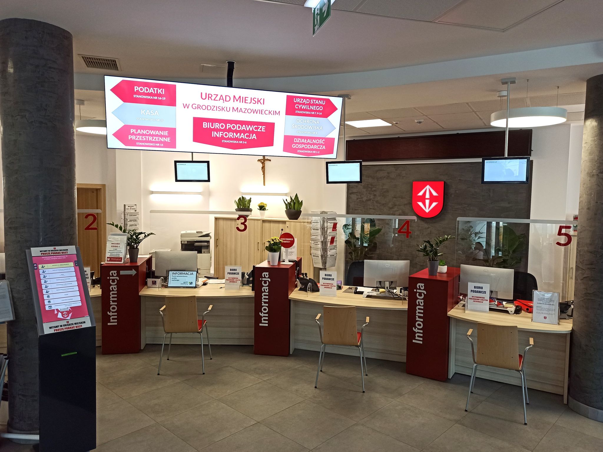 Kancelaria na wprost wejścia głównego w budynku ratusza