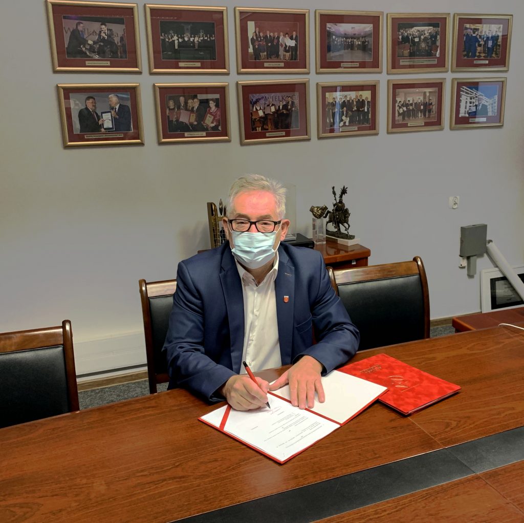 Burmistrz Grzegorz Benedykciński podpisuje umowę na budowę sieci elektroenergetycznej   