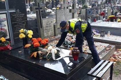 składanie wiązanki na grobie honorowych mieszkańców Grodziska przez Straż Miejską