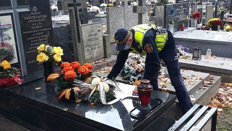 składanie wiązanki na grobie honorowych mieszkańców Grodziska przez Straż Miejską