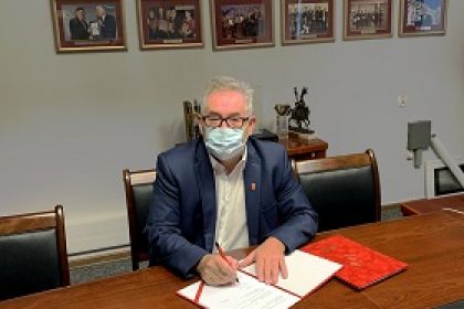 Burmistrz Grzegorz Benedykciński podpisuje umowę na budowę sieci elektroenergetycznej