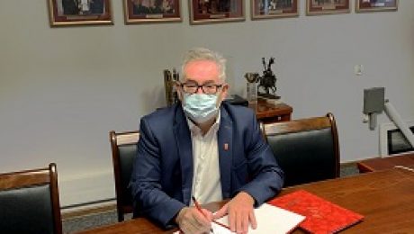 Burmistrz Grzegorz Benedykciński podpisuje umowę na budowę sieci elektroenergetycznej