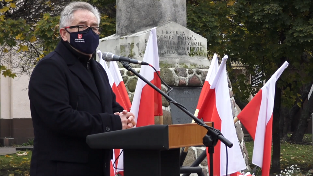 Burmistrz Grzegorz Benedykciński przemawia w trakcie Święta Niepodległości