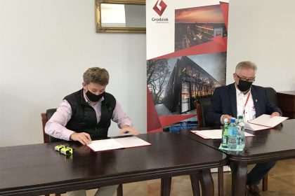 Podpisanie umowy na budowę budynku mieszkalnego wielorodzinnego komunalnego z lokalami socjalnymi we wsi Natolin.