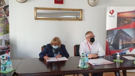 Podpisanie umowy na nasadzenia zieleni w gminie Grodzisk Mazowiecki