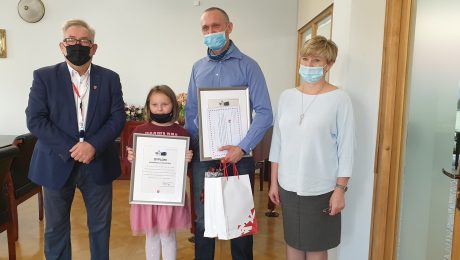 Żołnierz Wojsk Obrony Terytorialnej – Marcin Piotrowski oraz 10-letnia Pola uratowana z pożaru mieszkania