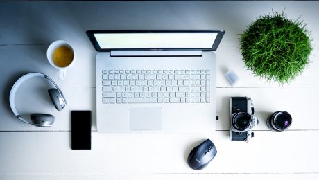 Zdjęcie laptopa, filiżanki kawy, słchawek, telefonu i roślinki