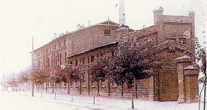 Archiwalna fotografia budynku fabryki