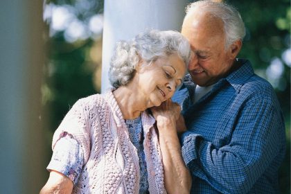 Para seniorów przytulających się