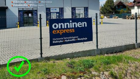 Prawidłowo zamontowany baner na ogrodzeniu firmy Onninen