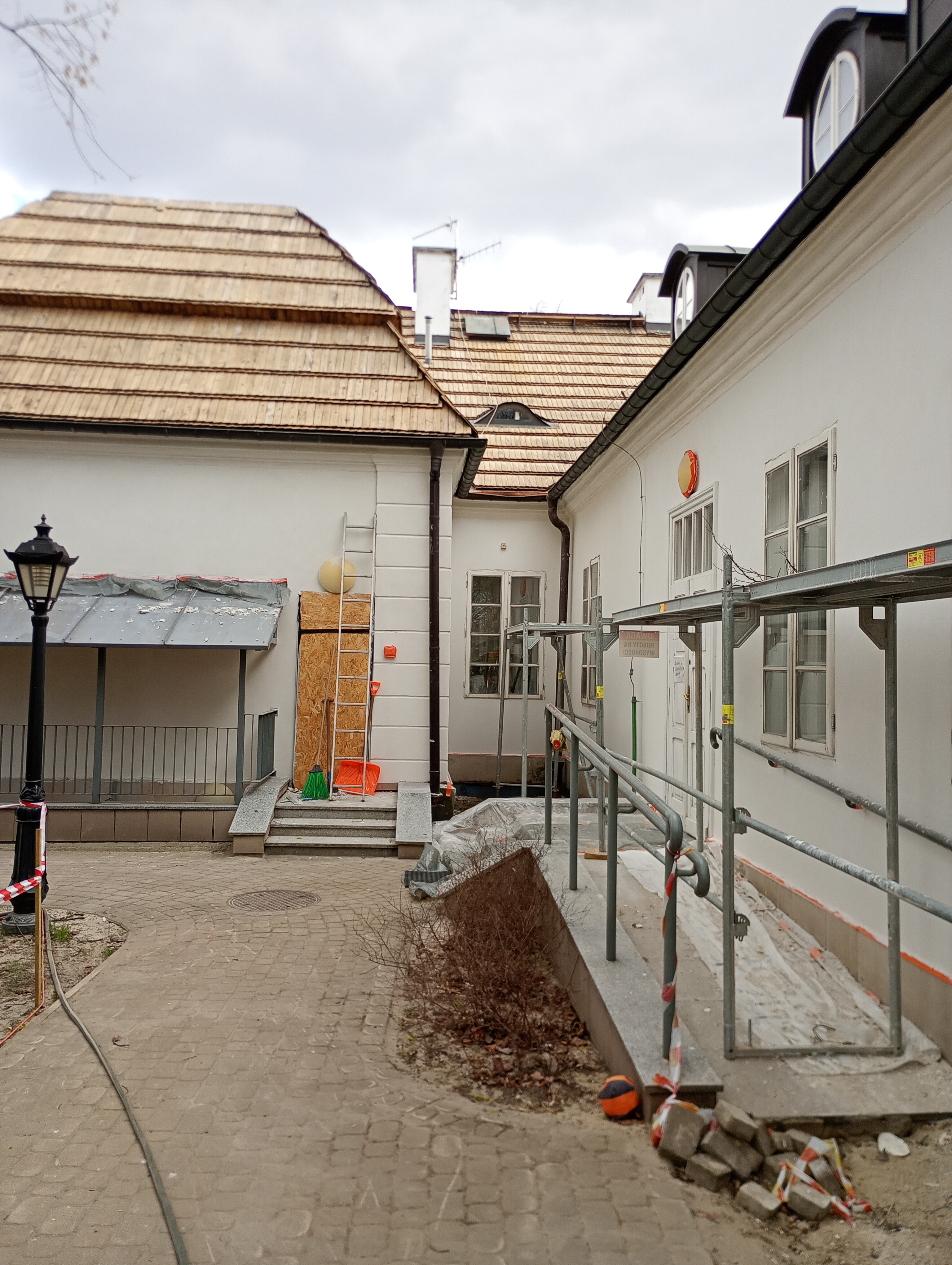 Dworek Skarbków po remoncie pokrycia dachowego