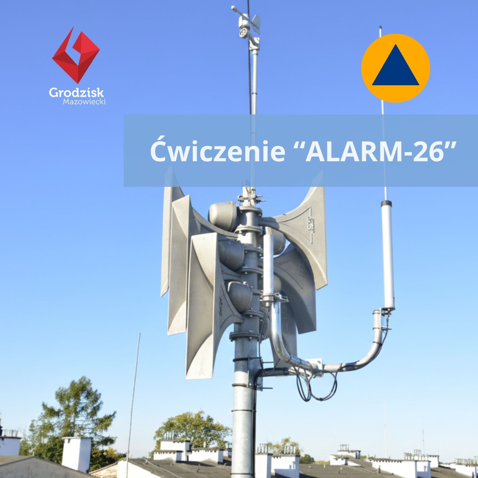 Na zdjęciu widać syrenę alarmową zamontowaną na maszcie na dachu budynku, na tle bezchmurnego nieba. Na środku grafiki umieszczono napis „Ćwiczenie ALARM-26”, a w lewym górnym rogu znajduje się logo Grodziska Mazowieckiego.